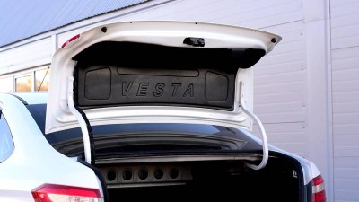 Внутренняя облицовка крышки багажника с логотипом LADA VESTA